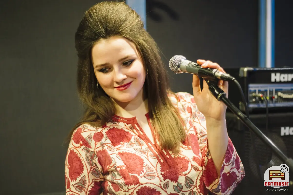 Солистка группы Живица